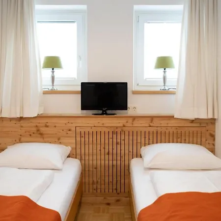 Santner, Otel