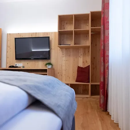 Santner, Otel