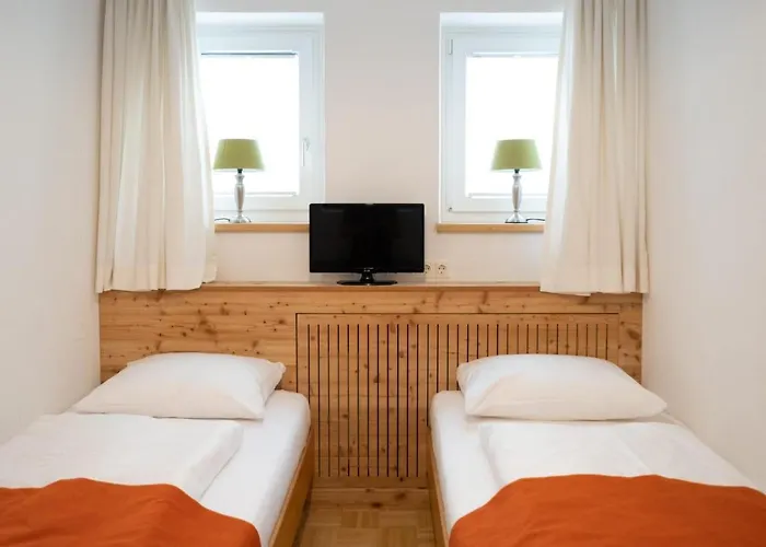 Santner, Otel